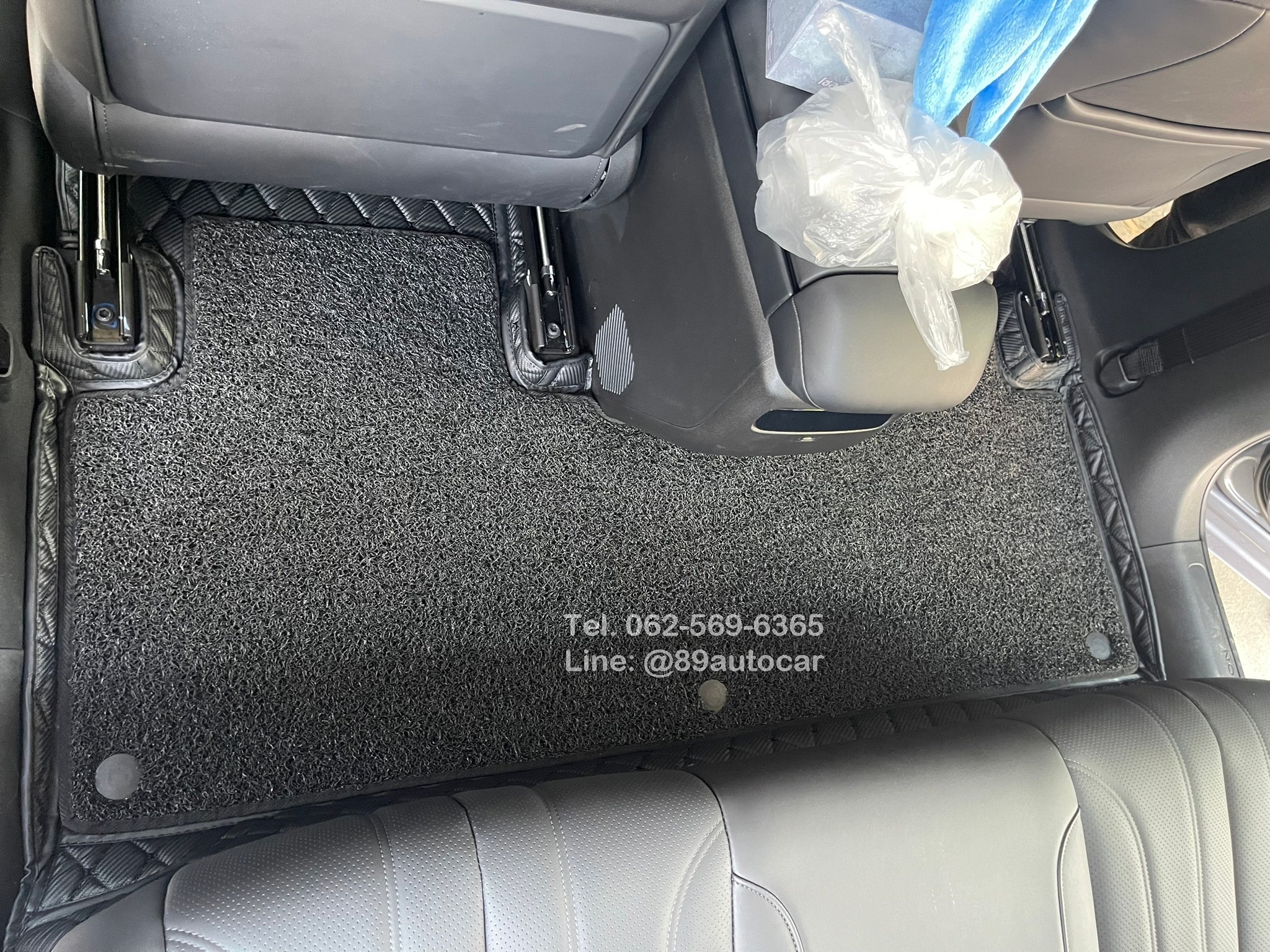 โรงงานผลิต พรมปูพื้นรถยนต์ Aion V ปูพรม6D สีดำด้ายดำ ลายเคฟล่า + ไวนิลดักฝุ่นสีดำ เข้ารูป