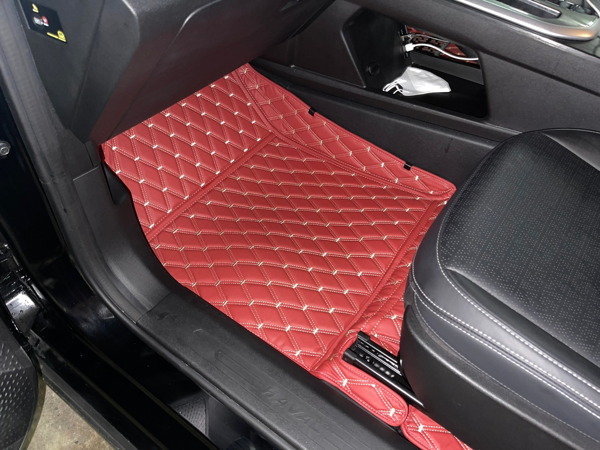 พรมปูพื้นรถยนต์ Haval Jolion Sport (ฮาวาล โจไลออนส์ สปอร์ต) ปูพรมVVIP สีแดงไวน์ด้ายทอง เต็มคัน