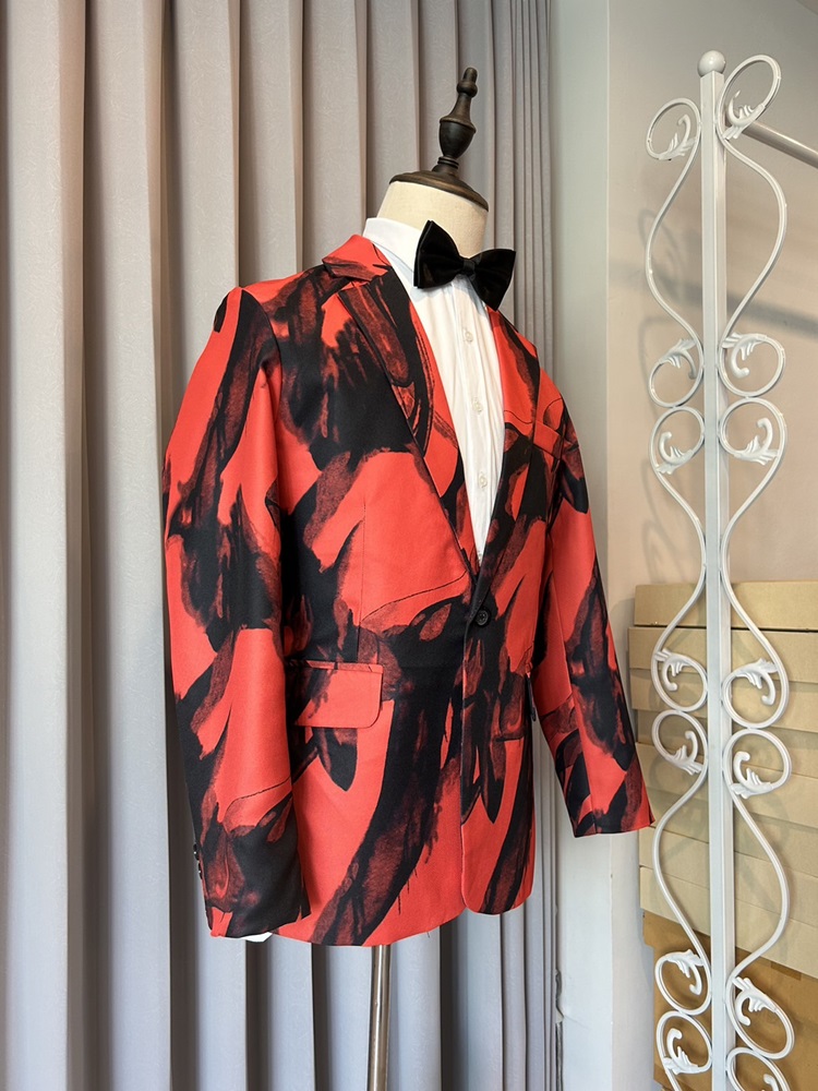 พร้อมเช่า เสื้อสูทชาย สีแดงดำ พิมพ์ลายหินอ่อน กับกางเกงสแลคดำ