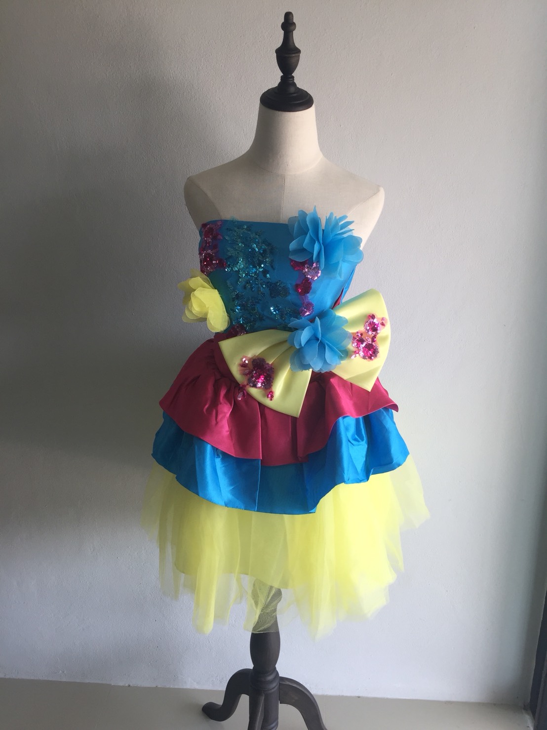 พร้อมเช่า ชุดแฟนซี ชุดราตรีสั้น เกาะอกกระโปรงระบาย สีหวาน แต่งดอกไม้และโบว์ที่เอว