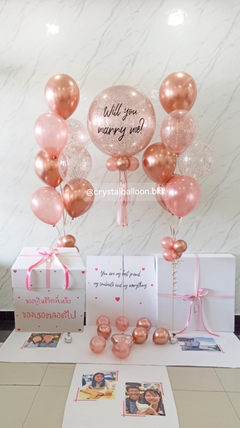 Surprised Box Will You Marry Me? กล่องเซอร์ไพรส์ขอแต่งงาน Bubble ขนาด 24" กลิตเตอร์สีโรสโกลด์ พร้อม ช่อลูกโป่ง 7 ลูก 2 ช่อ พร้อมตกแต่ง สามารถใส่รูปได้ 4 ใบ พร้อมตกแต่ง สามารถเปลี่ยนสีลูกโป่ง/เปลี่ยนข้อความ/เปลี่ยนฟอยล์ตกแต่งได้