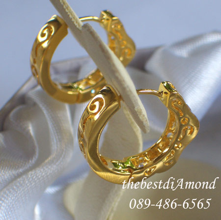 BE814+++ต่างหูแถว แบบคลื่น++เรียบ หรู ดูดีมากๆๆๆ ใส่ติดหูได้ทุกวัน ไม่เวอร์ ดูผู้ดีมากๆๆค่ะ ดีไซน์ก็หรูหรา มีกำไล เข้าชุดด้วยค่ะ