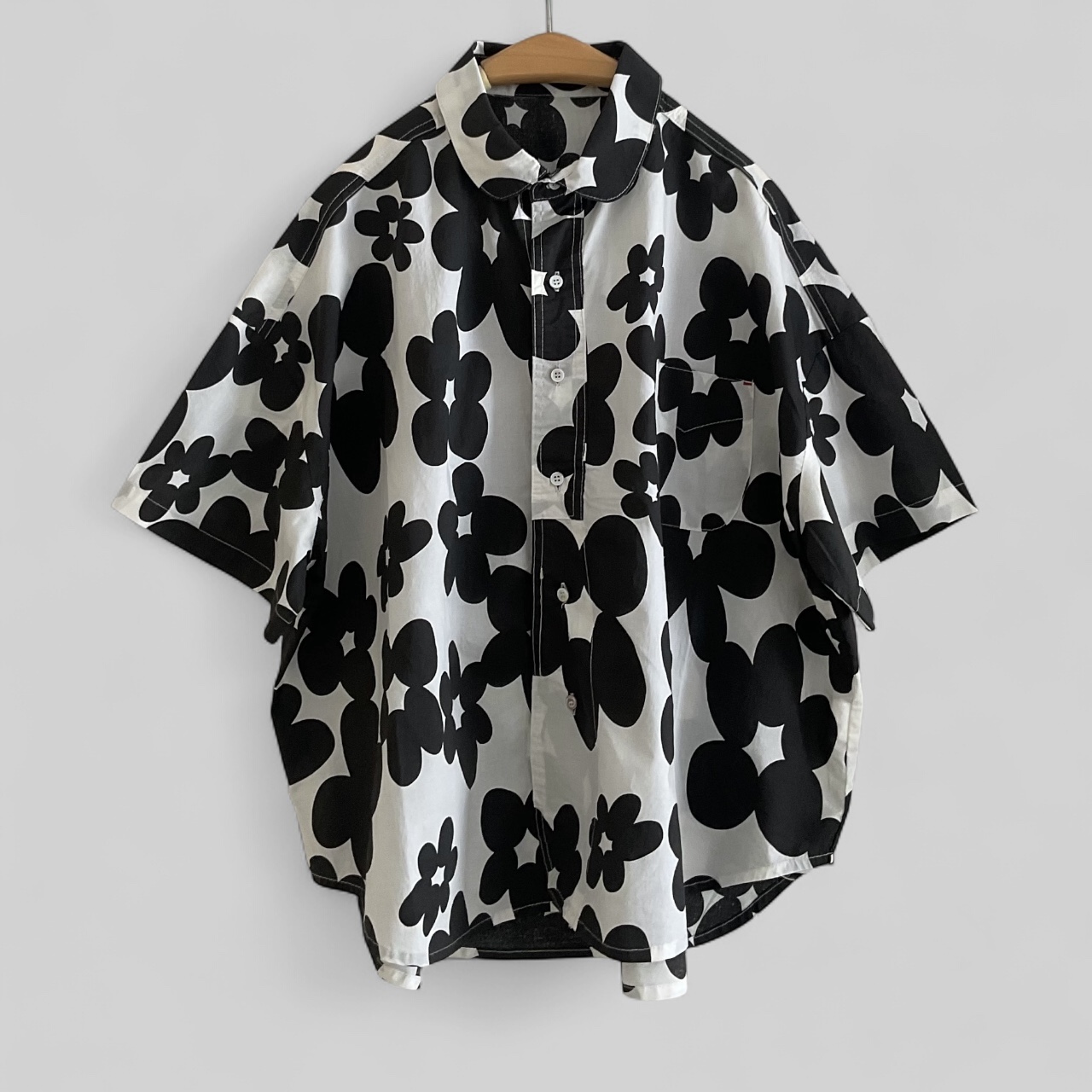 เสื้อเชิ้ตผ้าคอตตอนลายดอกไม้ทรงโอเวอร์ไซส์