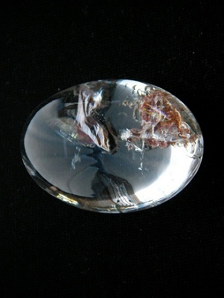 QU0007 QUART แก้วโป่งข่าม ชนิดแก้วมังคละจุฬามณี แก้วเข้าแก้ว + แก้วเข้าแร่ เป็นรูปปลาเงิน-ปลาทอง size 30.x20.70x13.05 mm.