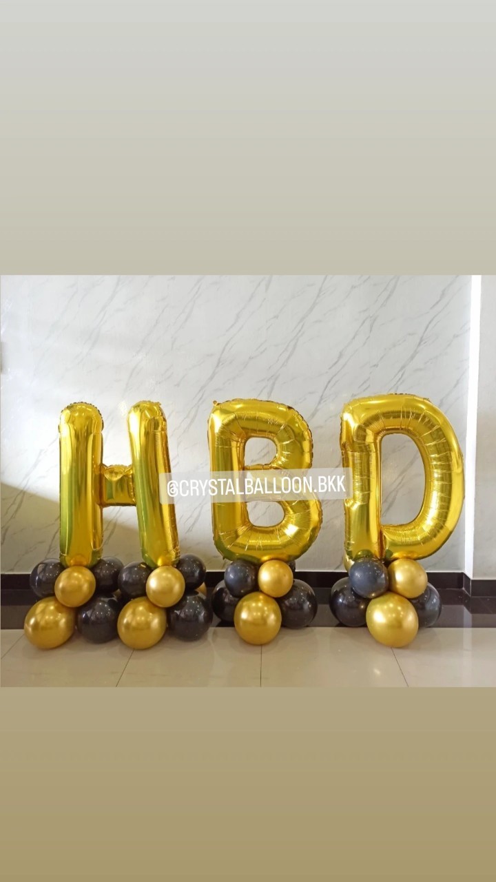 ลูกโป่ง วันเกิด ฟอยล์ตัวอักษร ขนาด 40" HBD สีทอง ตั้งฐาน 3 ชิ้น Theme สีดำ-ทองโครเมี่ยม พร้อมตกแต่ง สามารถเปลี่ยนสีลูกโป่ง/เปลี่ยนสี-ฟอยล์ตัวอักษรได้