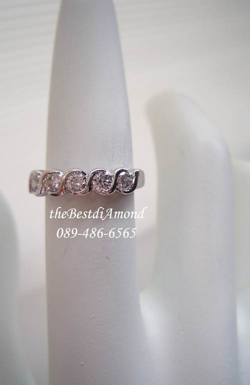 BR963RD+++แหวนล็อค 4 เม็ด+++แหวนแถวงามๆอีกแบบ โชว์เพชรขนาด 12 ตัง จำนวน 4 เม็ด แวววาวมากๆๆ ใส่ติดนิ้วได้ทุกโอกาส แบบนี้ใส่เป็นแหวนคู่ได้เลยค่ะ