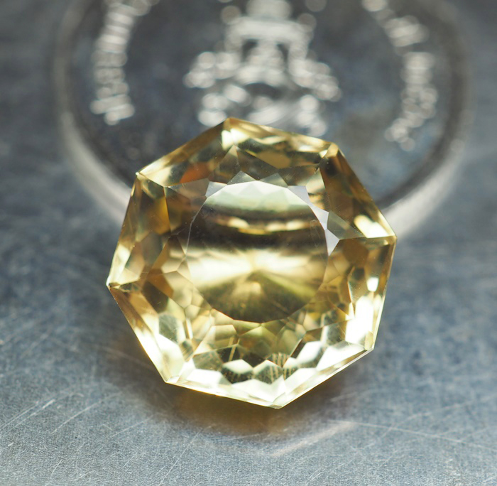 พลอยซิทรินสีเหลือง 2.55 กะรัตทรงแปดเหลี่ยม