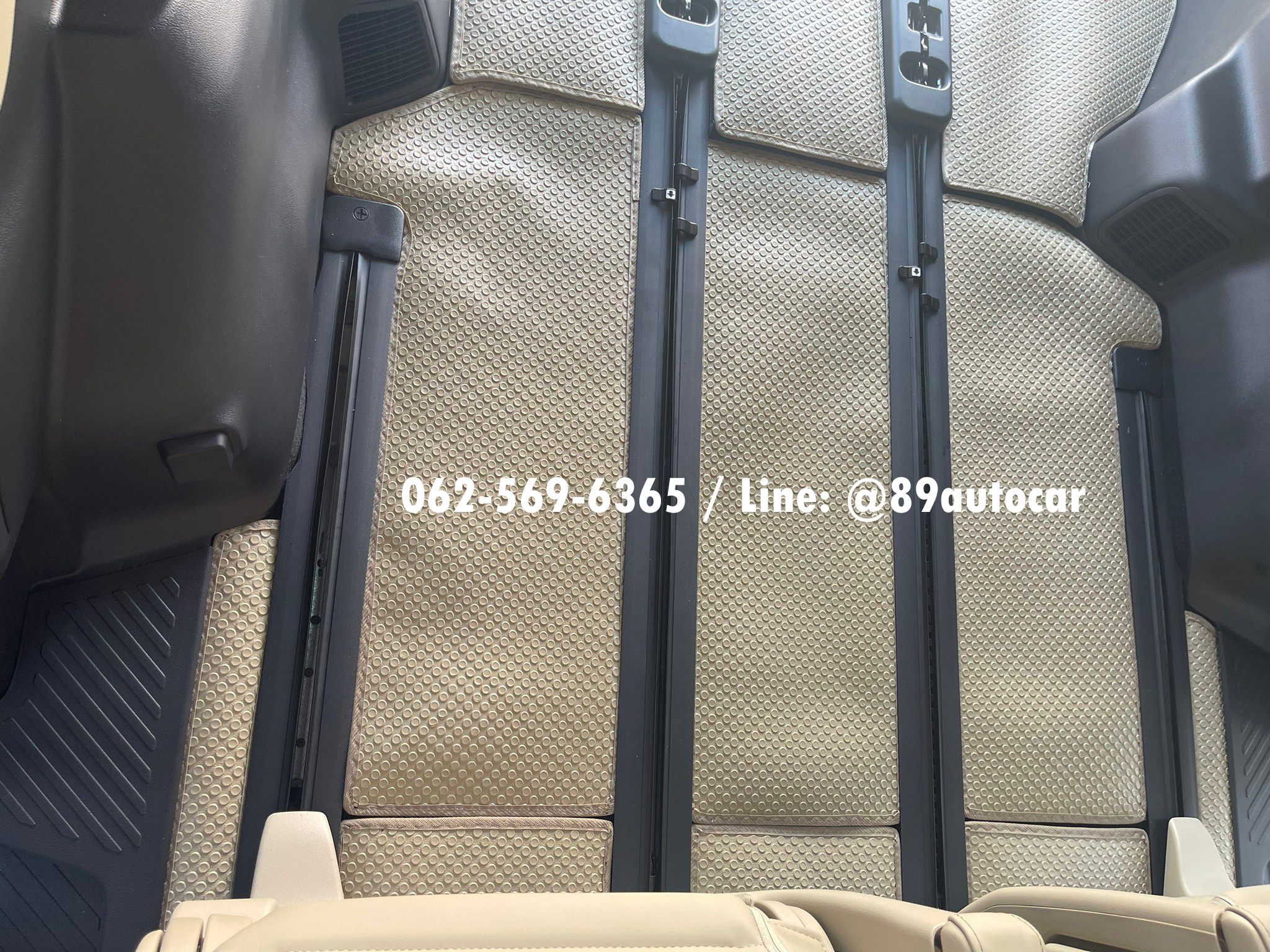 ผ้ายางปูพื้นรถยนต์ Toyota Alphard 40 ปี 2024 ปูกระดุมเล็ก PVC สีครีมขอบครีม