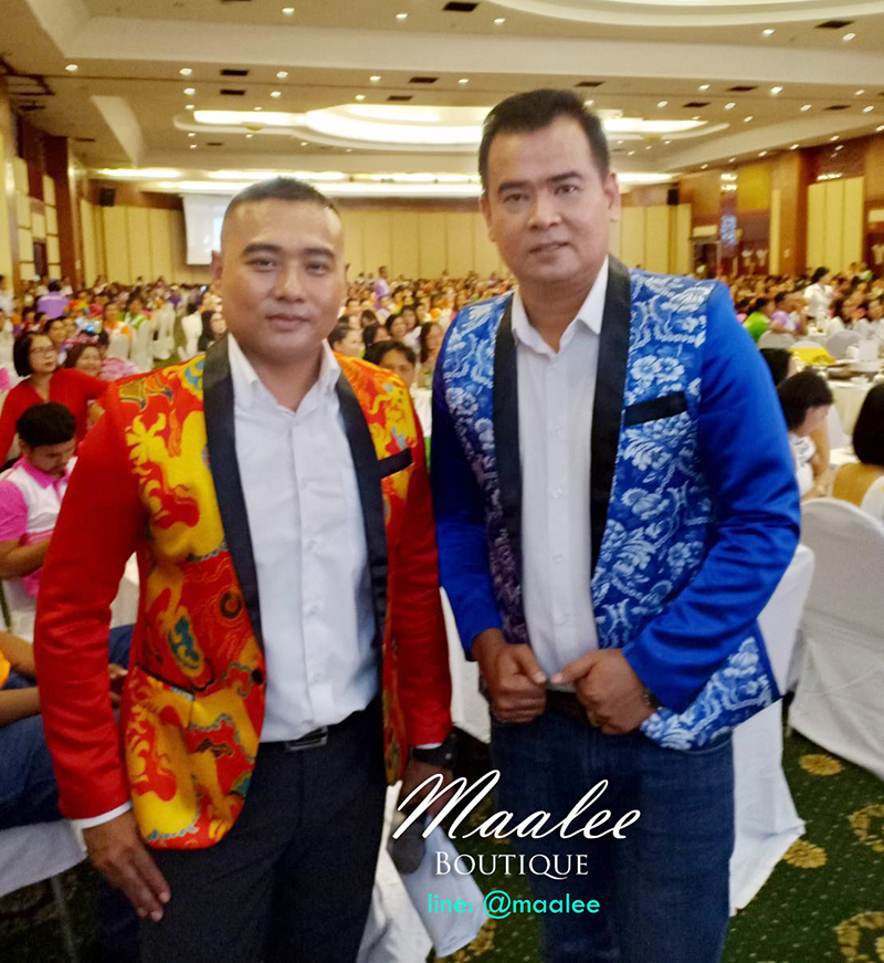 พร้อมเช่า ชุดสูทชาย สไตล์จีน สีแดง ปกทักซิโด้ดำ ผ้าแพรลายมังกร