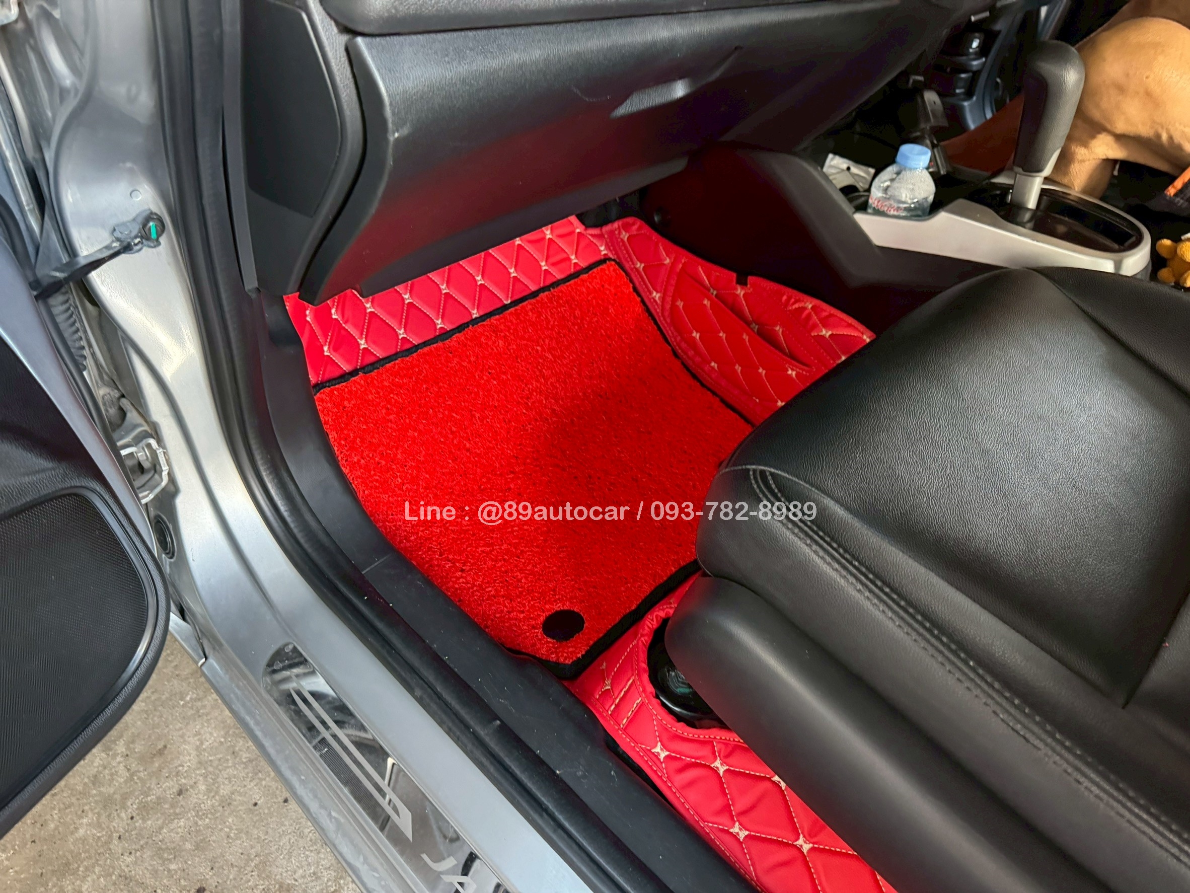 พรมปูพื้นรถยนต์ Honda Jazz GK 2020 (ฮอนด้า แจ๊ส) ปูพรม7D สีแดงสดด้ายทองด้ายเดี่ยว เสริมด้วยพรมดักฝุ่นสีแดงขอบดำ เข้ารูป