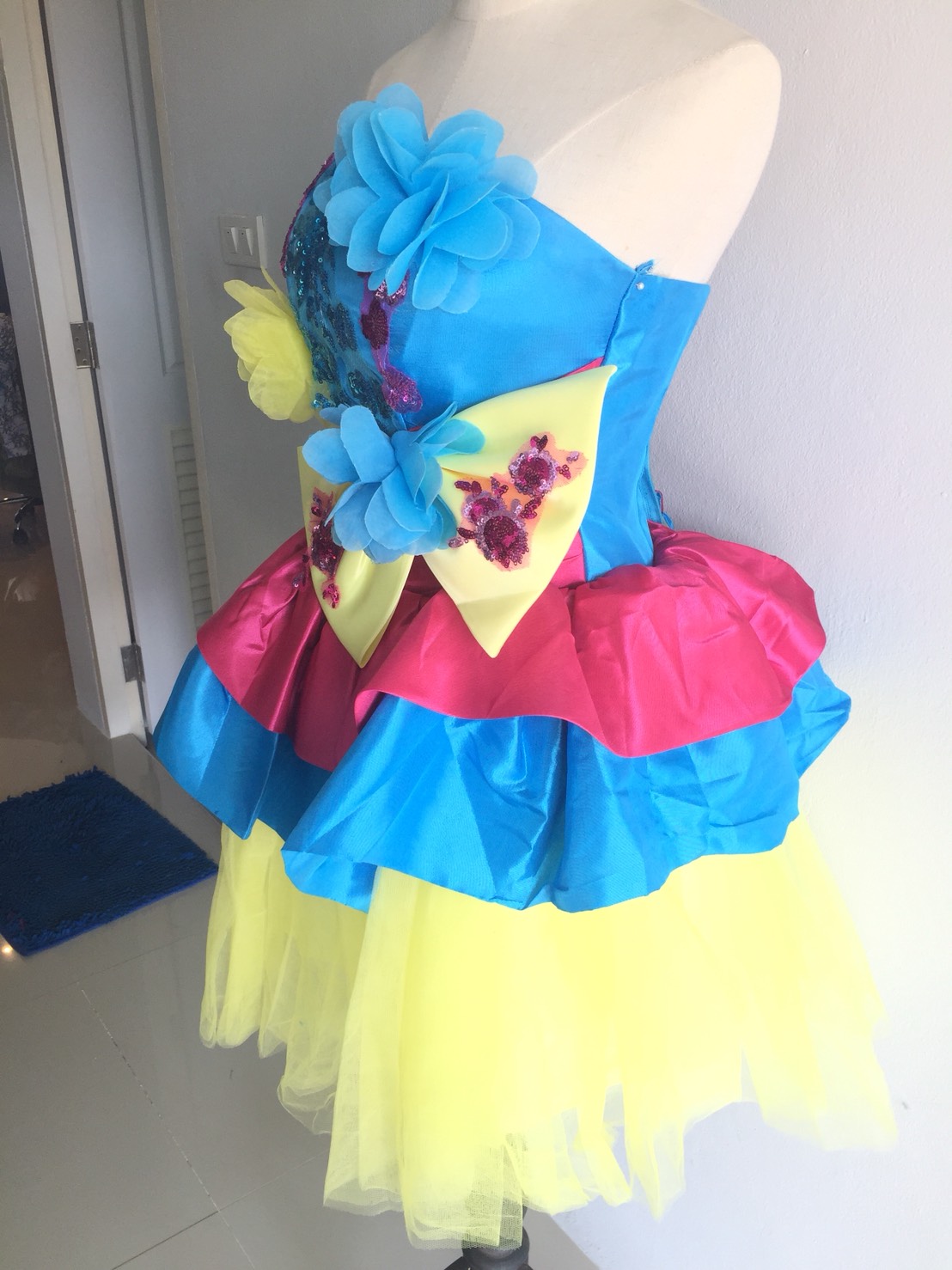 พร้อมเช่า ชุดแฟนซี ชุดราตรีสั้น เกาะอกกระโปรงระบาย สีหวาน แต่งดอกไม้และโบว์ที่เอว