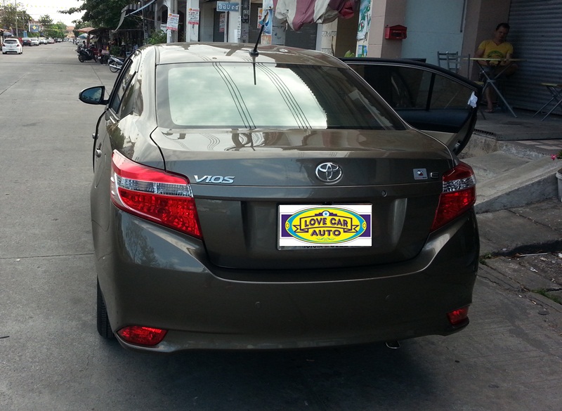 พรมไวนิลปูพื้นรถยนต์ Toyota Vios 2015 สีครีมขอบแดง
