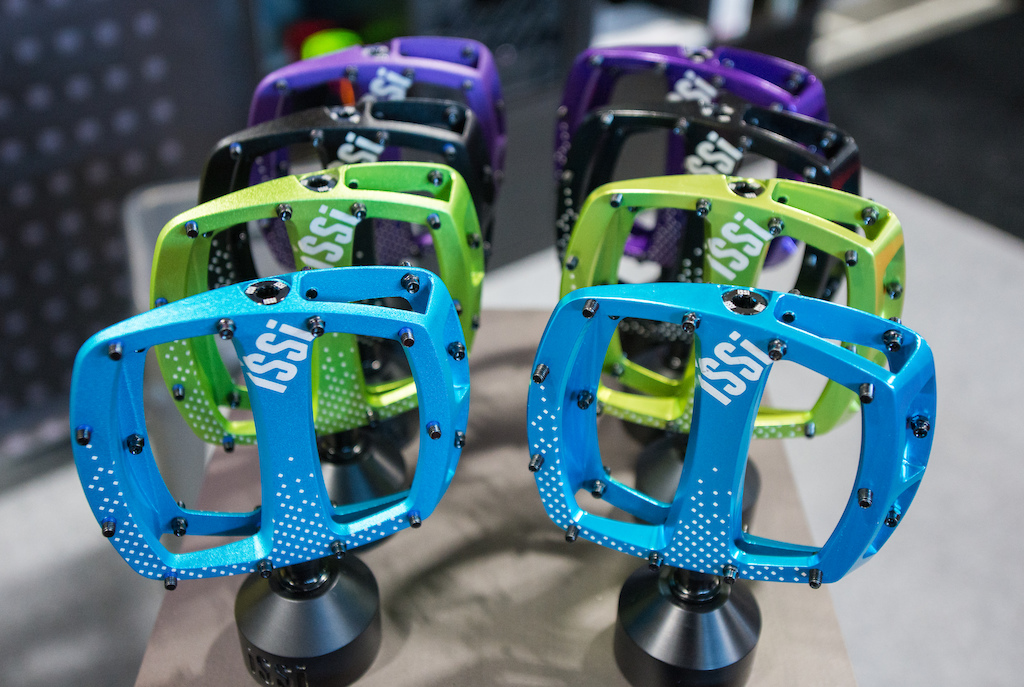 บันได ISSI Stomp XL FLAT PEDAL Maximum traction on the trail มีสีฟ้าและเขียว แป้นใหญ่