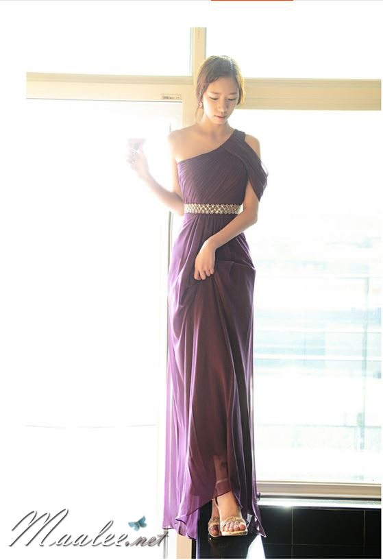 พร้อมเช่า ชุดราตรียาว เกาะอกไหล่เดียว อกจับจีบ เปิดไหล่ซ้ายแบบเปรี้ยว ปักเลื่อมช่วงเอว สีม่วง