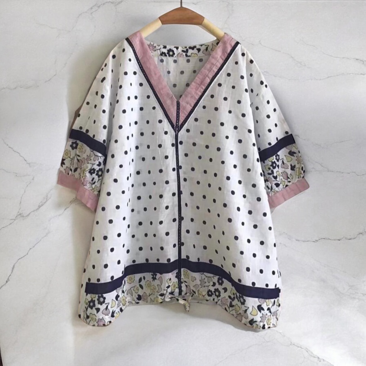 เสื้อคอวีผ้าฝ้ายลายจุดแต่งลูกไม้