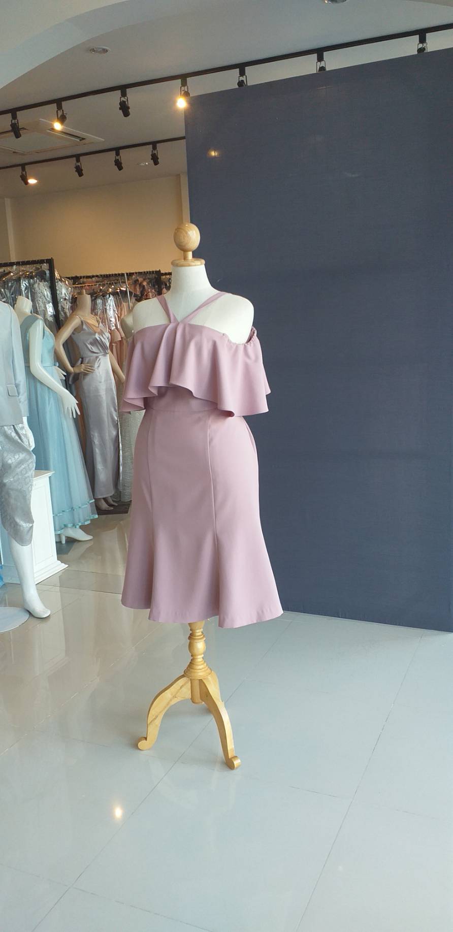 พร้อมเช่า ชุดราตรีสั้น สำหรับสาวอวบ ปาดไหล่ สีชมพู Nude กระโปรงระบายสวย