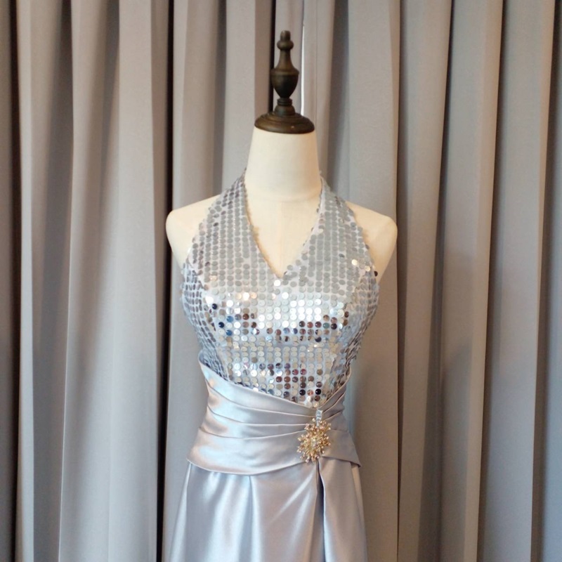 พร้อมเช่า ชุดราตรียาว สีเงิน คล้องคอ ปักเลื่อมช่วงอก กระโปรงผ้าซาติน ทรง A