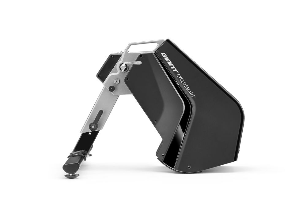 เทรนเนอร์ Giant CYCLOSMART Direct Drive Smart Trainer มอบประสบการณ์การขี่ในร่มที่ดีที่สุด