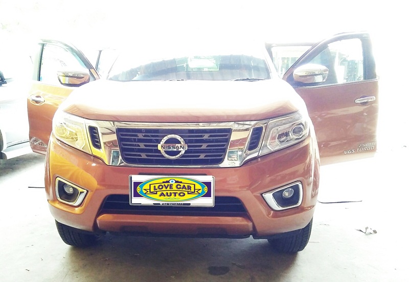 ยางปูพื้นรถยนต์เข้ารูป Nissan Navara 4 ประตู จิ๊กซอร์สีส้มขอบดำ
