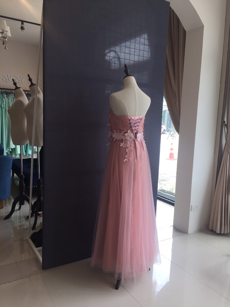 พร้อมส่ง ชุดราตรียาว เกาะอก สีชมพูหวาน ผ้าตาข่ายทั้งชุด อกจับจีบ แต่งดอกคาดเอว & พร้อมเม็ดคริสตัลหรู (เหลือสีชมพูอ่อน)