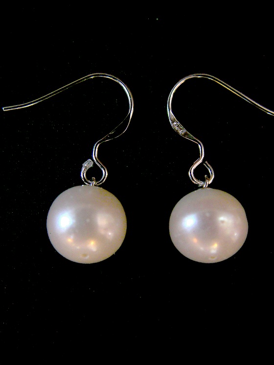 Pel003 มุกน้ำจืด เกรดAAA สร้อยคอ + ต่างหู มุกแท้ ขนาด 10-10.5 mm. เป็นมุกคัดเกรด ที่มีขนาดและความเงาวาว สวยงามตามธรรมชาติของเนื้อมุก