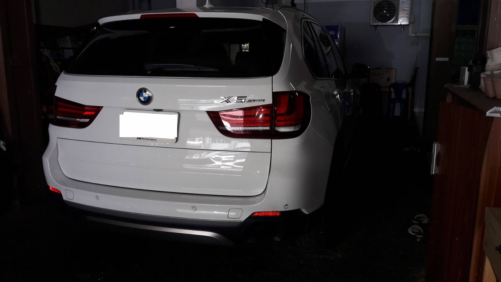 ผลิตพรมรถยนต์ BMW X5 2017 ปูพรมหกดี สีแดงเลือดหมู + ท้ายเก็บของ เต็มคัน