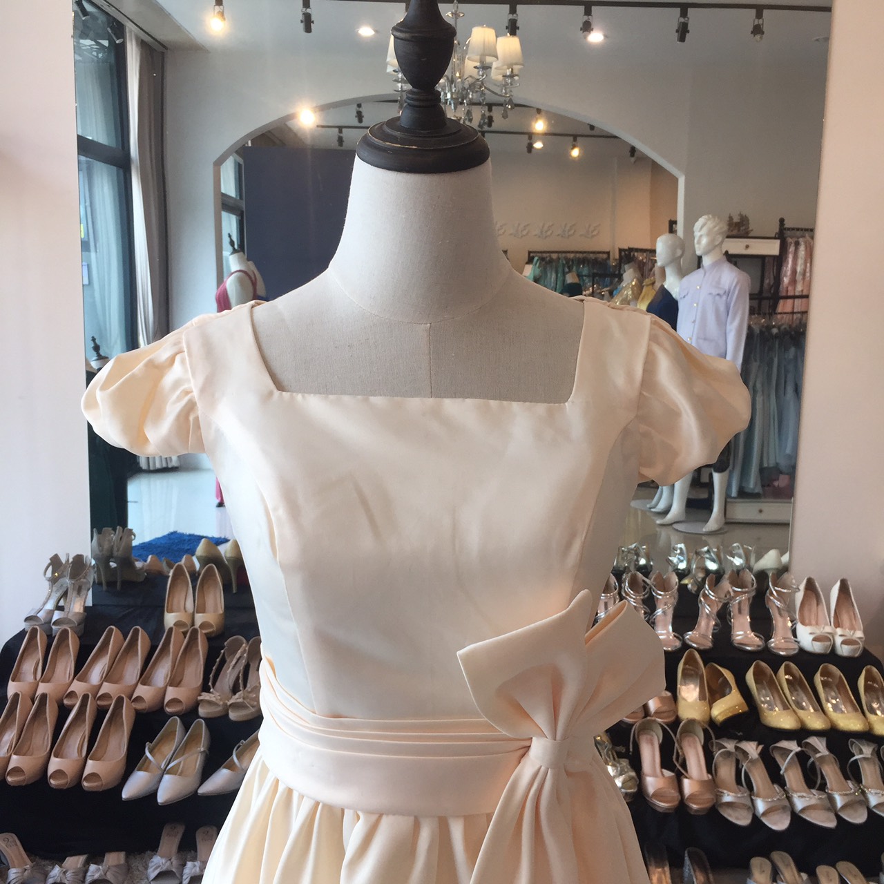 พร้อมส่ง ชุดราตรีสั้น สีครีม เรียบหรู แขนตุ๊กตา ผ่า V ด้านหลัง