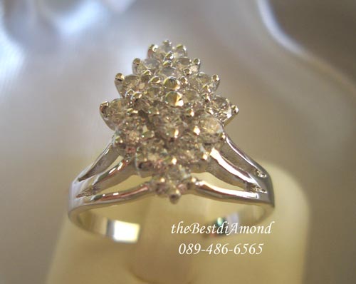 RL016RD+++แหวนเพชรรูปพวงองุ่น+++ดูเหมือนรูปพวงองุ่น หรือ รูปข้าวหลามตัดก็ได้ค่ะ ใส่แล้วดูModern และแพรวพราวมาก มีสไตน์ดีค่ะ เพชรสวยแถมวางรูปแบบเก๋ไก๋