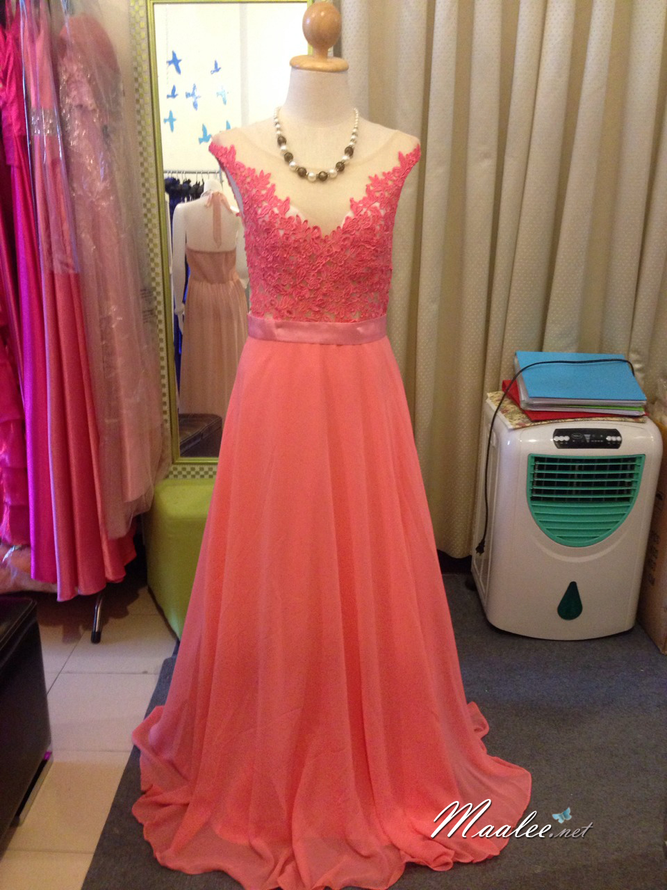 พร้อมเช่า ชุดราตรียาว แขนกุด เนื้อลูกไม้ ซีทรู แนวเซ็กซี่ กระโปรงชีฟอง สีโอโรส