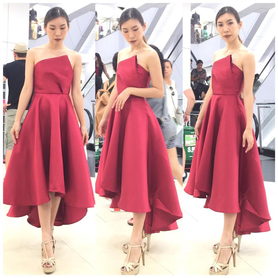 พร้อมเช่า ชุดเดรสเนื้อไหม เกาะอกจับเดรป ชายย้วย หน้าสั้นหลังยาว สีแดง