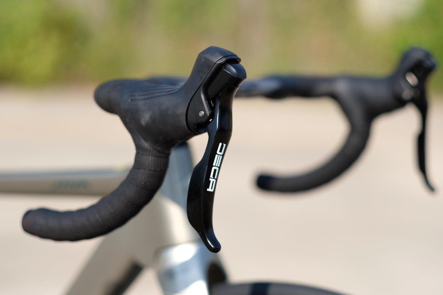 จักรยานเสือหมอบ JAVA SILURO 6 DISC ล้อ/แฮนด์/ตะเกียบ คาร์บอน ชุดขับ Shimano 22 Speed 105 mix Deca (2x11) ได้รับการรองรับมาตรฐาน 𝗨𝗖𝗜