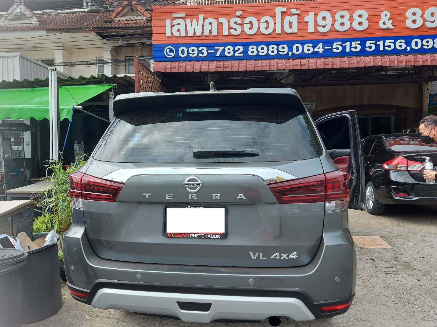 พรมรถยนต์ Nissan Terra 2022 ปูพรม8D สีแดงไวน์ เย็บติดไวนิลสีเทา เต็มคัน