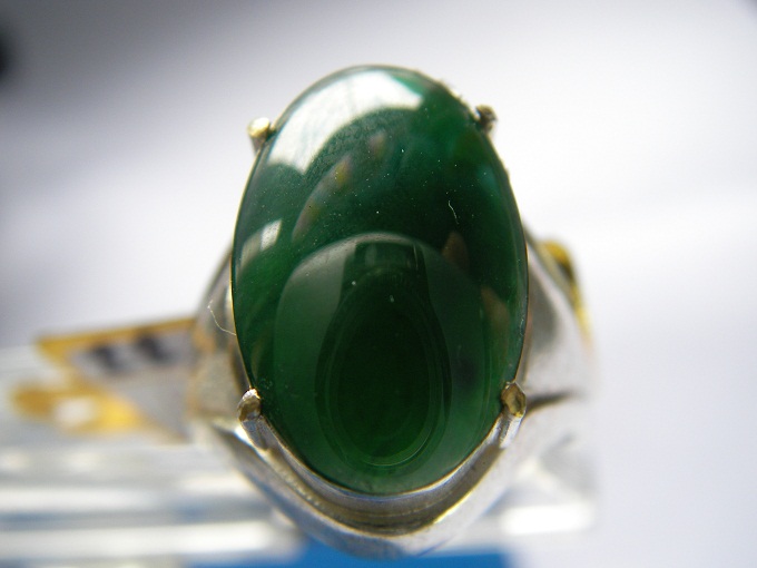jadeite หรือ jade เนื้อแก้ว เขียวใบตองเข้ม หยกสวย ทำแหวนล้อมเพชร คงขึ้นสวย ขนาด 16.24x10.14x2.63 mm. นน. 3.38 ct. ราคาโทรถาม