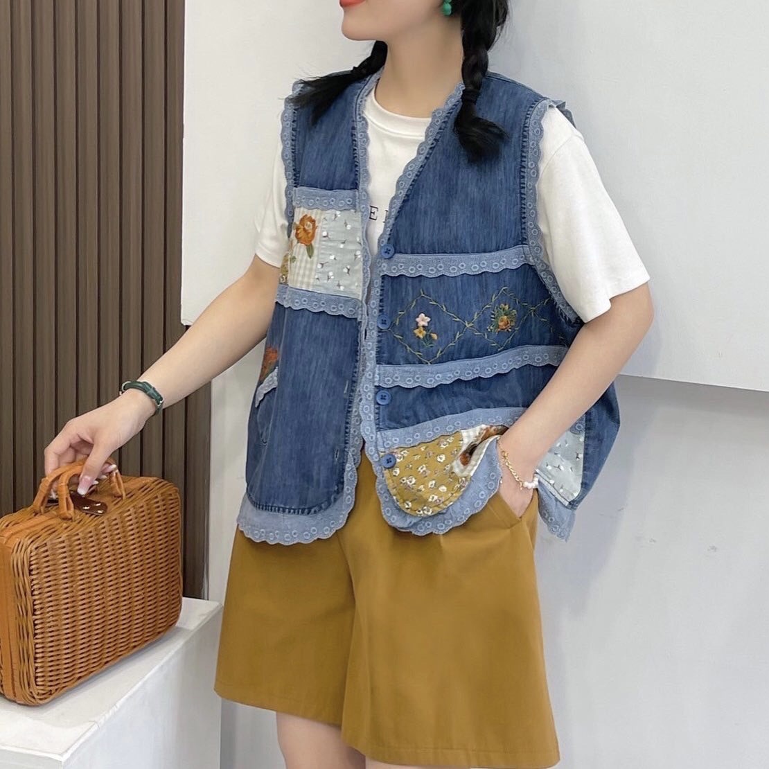 เสื้อกั๊กลายปักแต่งลูกไม้