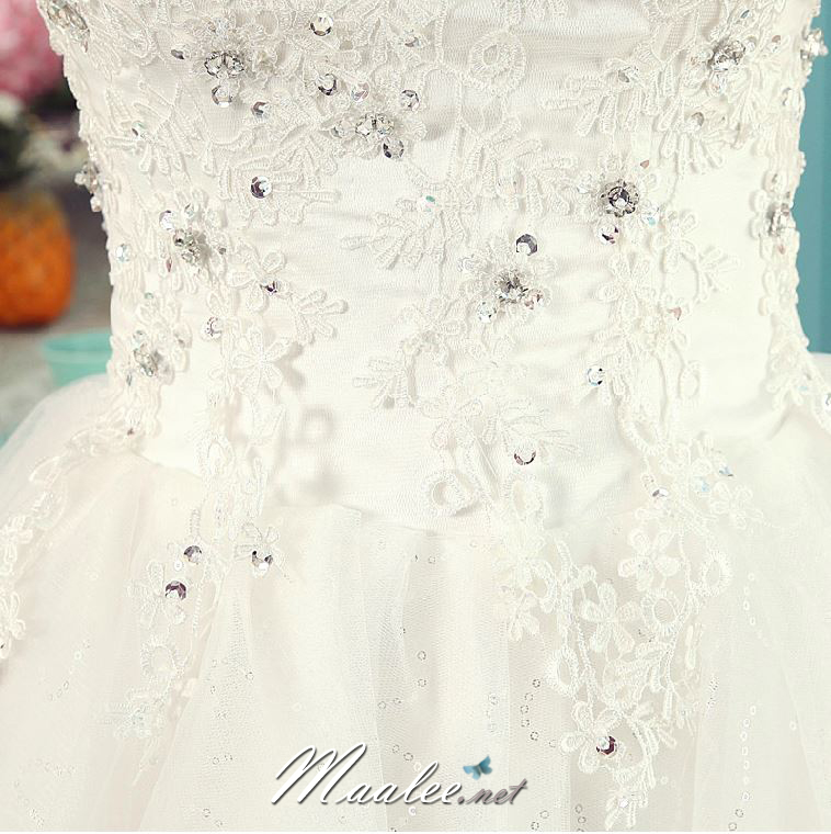 พร้อมเช่า ชุดราตรีสั้น แบบปาดไหล่ แต่งผ้าโปร่งปักดิ้นเงิน อกแต่งลายลูกไม้พร้อมปักเลื่อมหรู สีขาว (เชือกผูกหลัง)