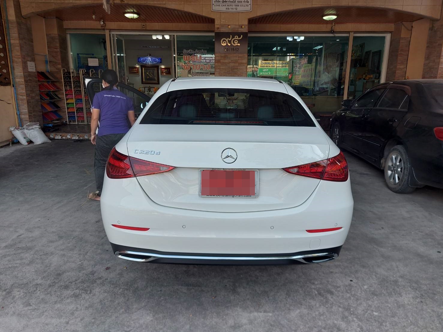 พรมรถยนต์ Benz C220d W206 ปูพรม6D สีดำด้ายแดง ลายเคฟล่า + ท้ายเก็บของ