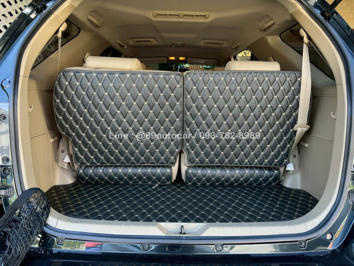 พรมรถยนต์ Toyota Fortuner 2013 ปูพรมVVIP สีดำด้ายทอง เสริมด้วยกระดุมเล็ก PVC สีครีม