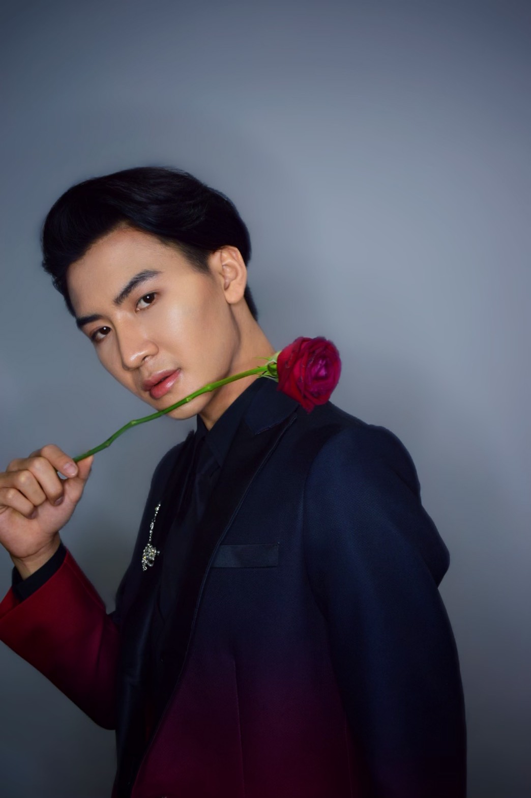 พร้อมเช่า สูทแฟนซี สูท Long Tail สากลแนววินเทจ ไล่เฉดสีโทนแดงดำ