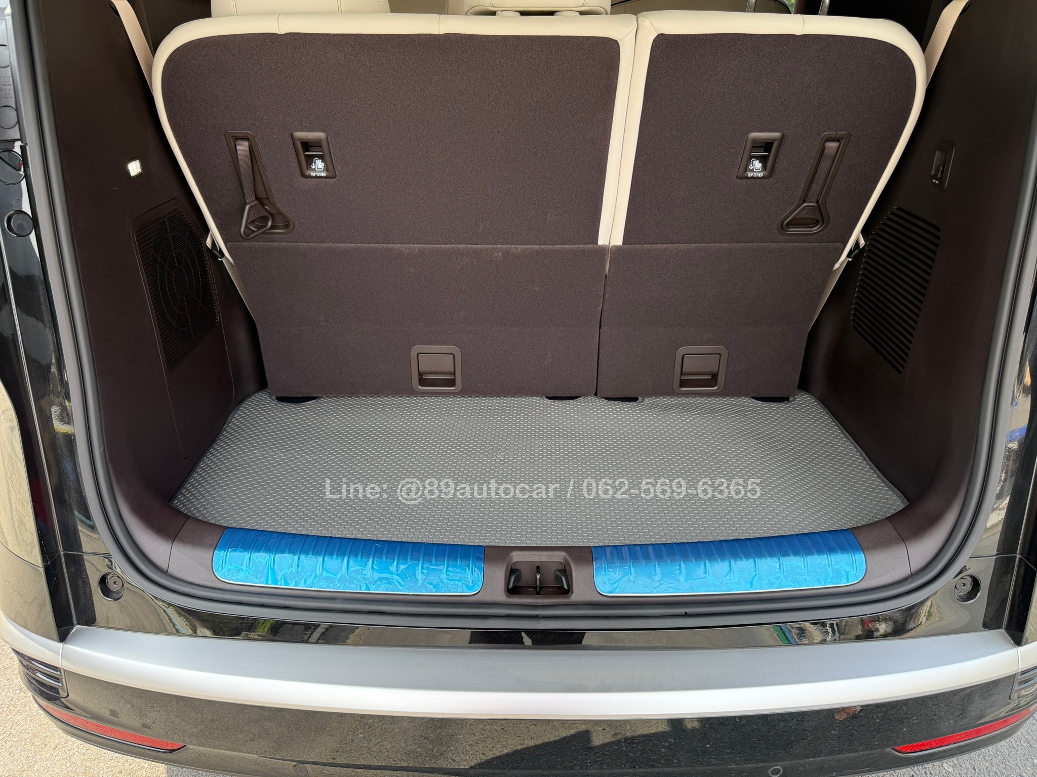 ผ้ายางปูพื้นรถตู้ BYD Denza D9 ปู พรมกระดุมสีเทาขอบเทา เข้ารูป เต็มคัน