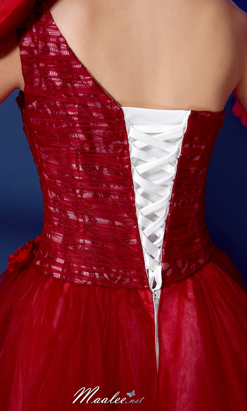 พร้อมเช่า ชุดแฟนซี ชุดราตรียาว สีแดง ไหล่เฉียง ตัวชุดเป็นผ้าแก้ว แต่งดอกสวย ไหล่ซ้ายมีโบว์ เชือกผูกหลัง