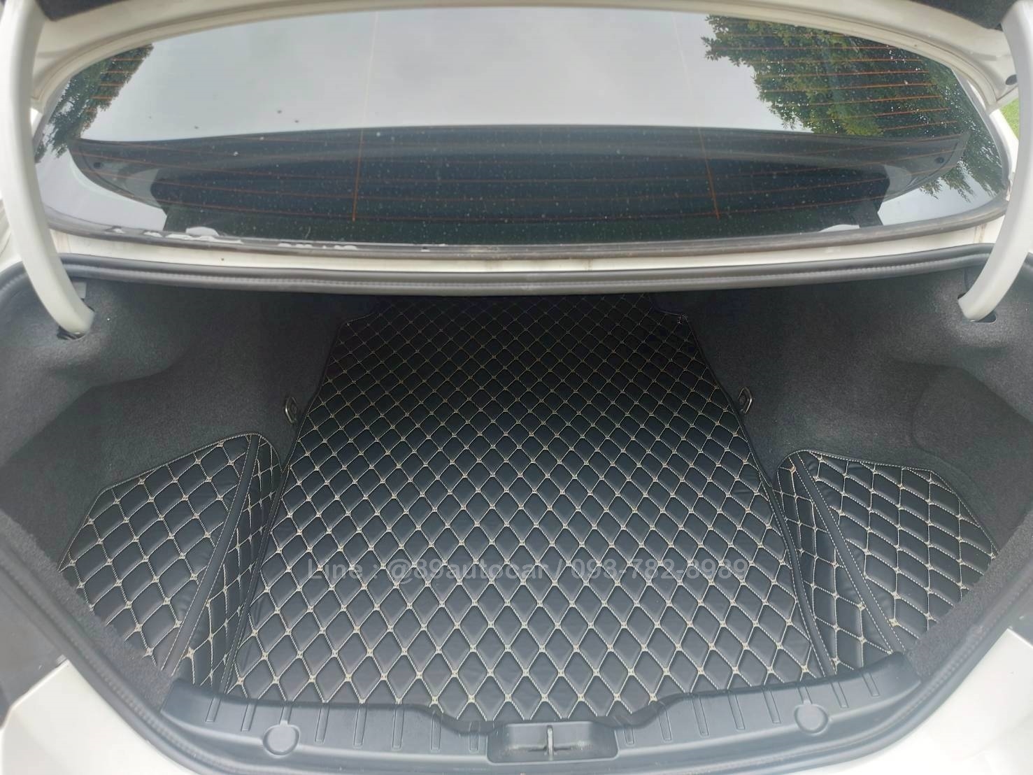 พรมปูพื้นรถยนต์ BMW 520d F10 Msport Year 2016 ปูพรม7D สีดำด้ายทองด้ายเดี่ยว เสริมด้วยพรมดักฝุ่นสีดำ เข้ารูป