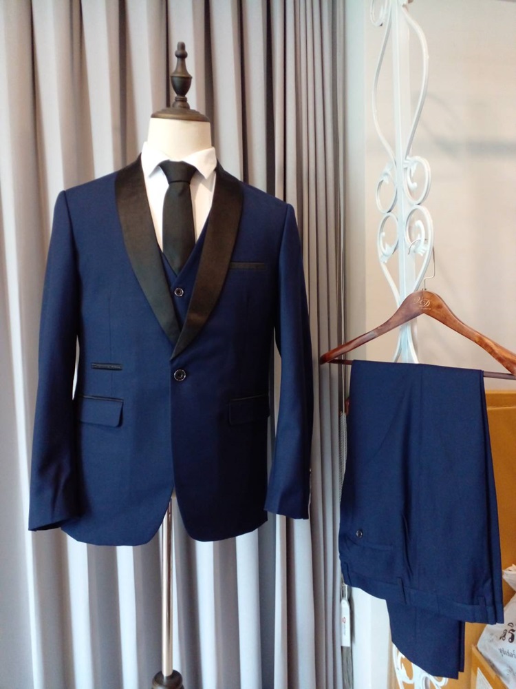 พร้อมเช่า ชุดสูททักซิโด้ สีกรมท่า ปกกล้วย (พร้อมเสื้อกั๊ก) Tuxedo Suit with Shawl Collars