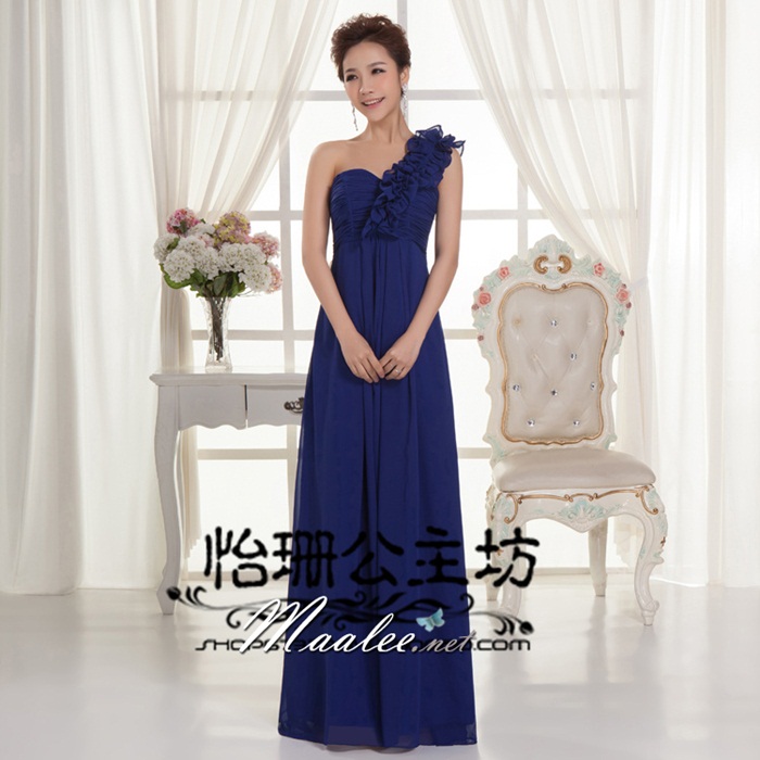 พร้อมเช่า ชุดราตรียาว ไหล่เดียว จับเดรปหน้าอก แต่งระบายช่วงไหล่ สีน้ำเงิน