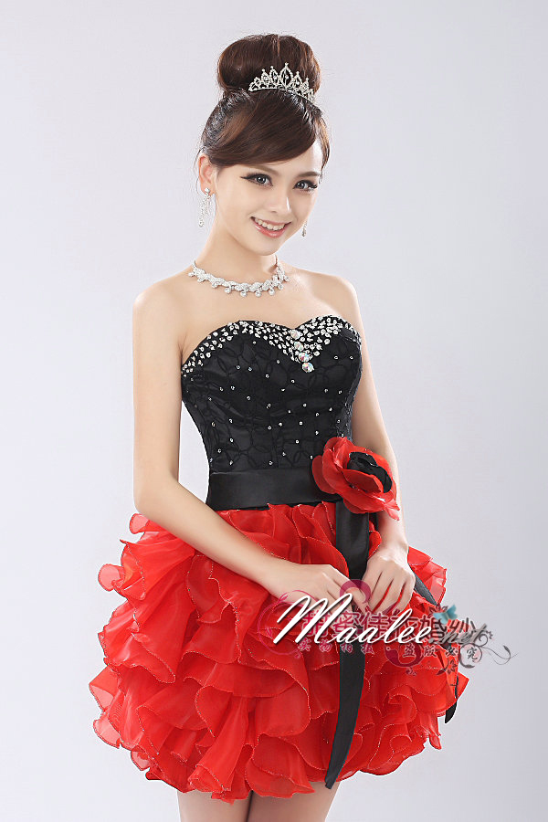 พร้อมเช่า ชุดแฟนซี เช่า 500 ชุดราตรีสั้น เกาะอกแต่งคริสตัล สีดำ กระโปรงระบายสวยสีแดง