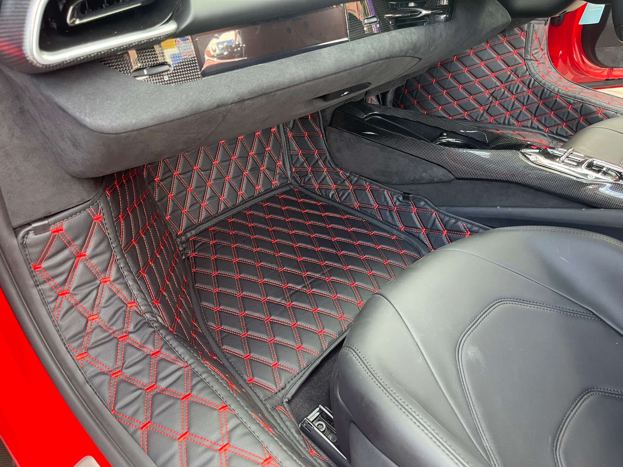 พรมรถยนต์ Ferrari 296 GTB 2023 ปูพรมVVIP สีดำด้ายแดง เข้ารูป