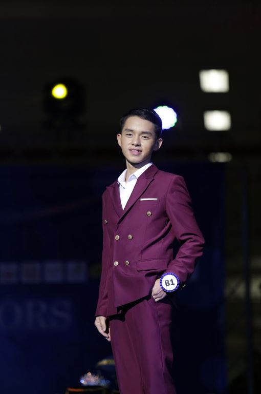 พร้อมเช่า ชุดสูทชาย สีไวน์แดง สองกระดุม แบบคลาสสิก ไม่มีเสื้อกั๊ก