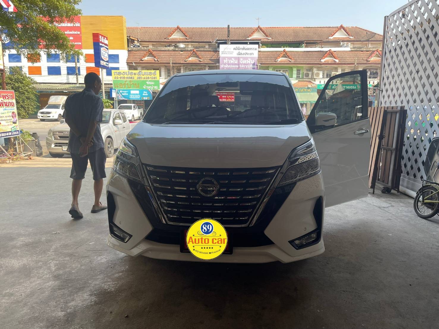 ผ้ายางปูพื้นรถตู้ Nissan SERENA S-Hybrid Highway Star (C27) ปี 2024-2025 (นิสสัน เซริน่า) ปูกระดุมเล็ก PVC แท้ สีเทาขอบเทา