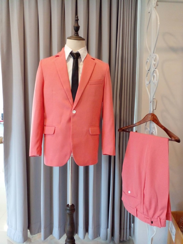 พร้อมเช่า ชุดสูทชาย สูทสีชมพูอมส้ม Coral Pink (ไม่มีเสื้อกั๊ก)