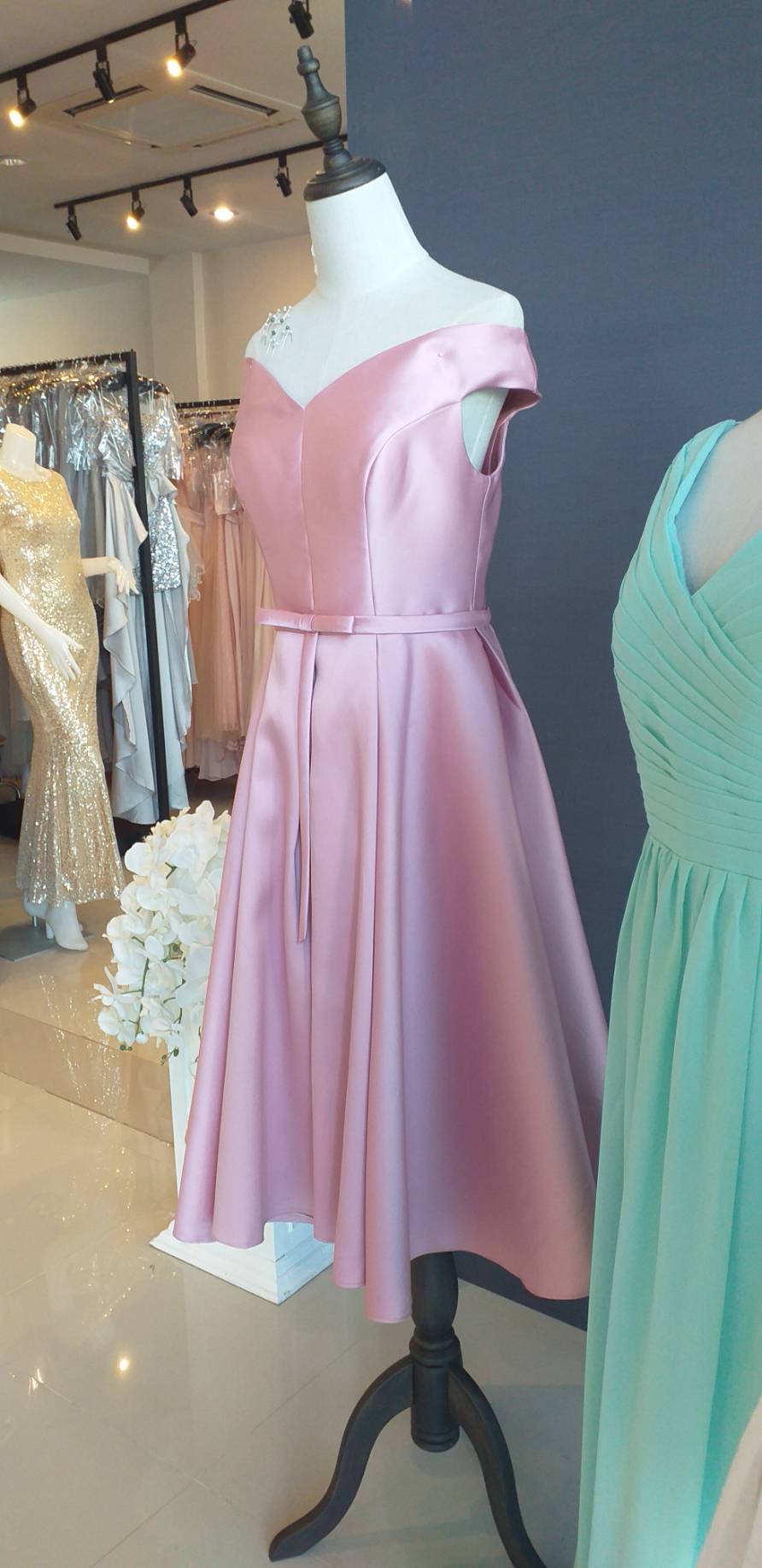 พร้อมส่ง ชุดราตรีสั้น แบบไหล่ปาด อกSweet Heart สไตล์วินเทจผ้าไหมดัชเชส กระโปรงทรงA 5ส่วน แต่งโบว์ ช่วงเอว สีชมพู Nude (เชือกผูกหลัง)