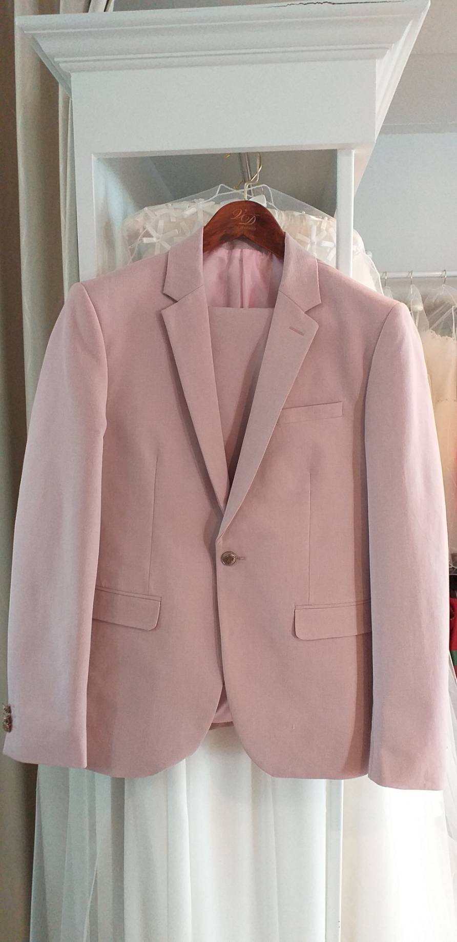 พร้อมเช่า ชุดสูทชาย สีชมพูพาสเทล Pastel Pink ทรงเข้ารูป สไตล์เกาหลี (ไม่มีเสื้อกั๊ก)